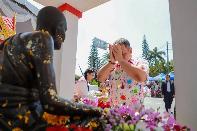 สุราษฎร์ธานี เปิดงานมหาสงกรานต์ 2569 ผู้ว่าฯ นำสรงน้ำพระ–รดน้ำขอพรผู้สูงอายุ สืบสานวิถีไทย กระตุ้นท่องเที่ยวเมืองคนดี