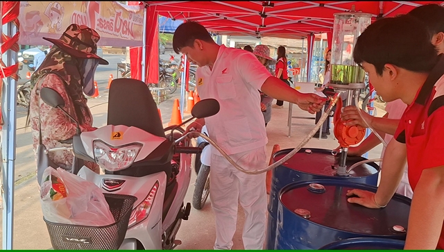 ขอนแก่น-ผู้ใช้รถจักรยานยนต์ เข้าแถวเติมน้ำมันลิตรละ 1 บาท