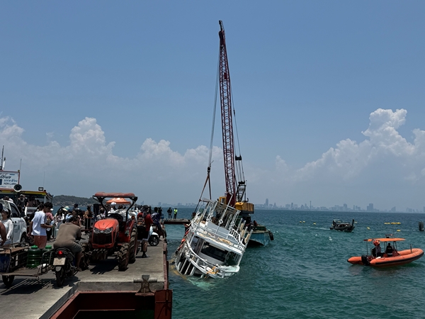 ชลบุรี-กรมเจ้าท่า ลงพื้นที่ตรวจเรือท่องเที่ยวชนท่าเกาะล้าน เร่งกู้ด่วนให้ท่าเรือได้ใช้งานได้ตามปรกติ