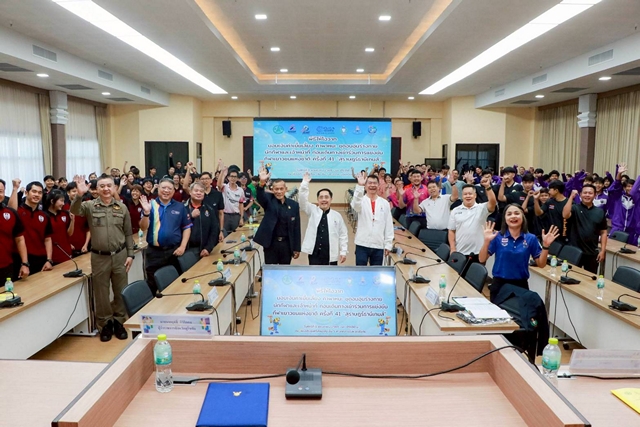 สุโขทัย-ผู้ว่าฯ สุโขทัย ให้โอวาทพร้อมมอบเงินสนับสนุนทัพนักกีฬา เตรียมสู้ศึกกีฬาเยาวชนแห่งชาติ ครั้งที่ 41 “สุราษฎร์ธานีเกมส์”