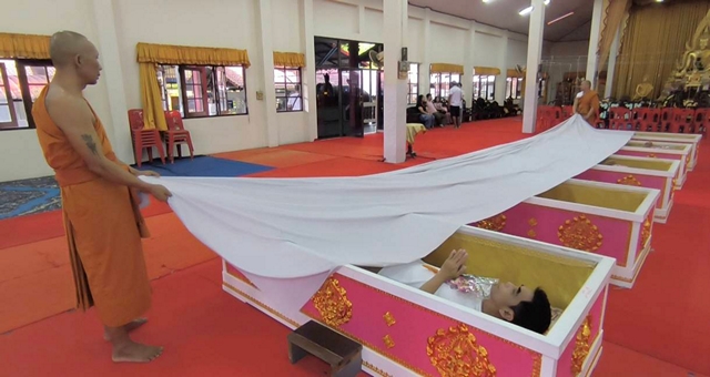 นครนายก – นักท่องเที่ยวเข้าพิธีนอนโลงศพแก้ปีชง เสริมดวงชะตาชีวิตวัดหลวงพ่อปากแดงจังหวัดนครนายก