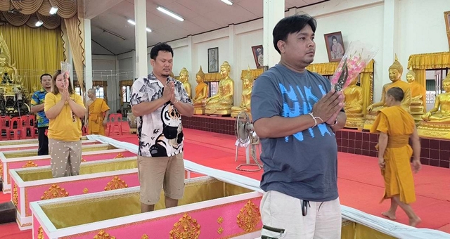 นครนายก – นักท่องเที่ยวเข้าพิธีนอนโลงศพแก้ปีชง เสริมดวงชะตาชีวิตวัดหลวงพ่อปากแดงจังหวัดนครนายก
