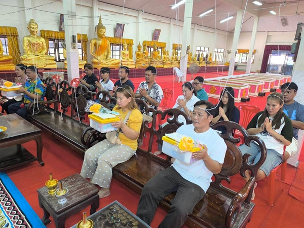 นครนายก โค้งสุดท้ายหนุ่มใหญ่พร้อมญาติเดินทางจากต่างจังหวัดเข้าพิธีนอนโลงศพต่อดวงชะตาชีวิต พร้อมส่องเลขเด็ดขอบโลงใกล้วันหวยออก