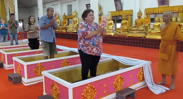 นครนายก – นักท่องเที่ยวเข้าพิธีนอนโลงศพแก้ปีชง เสริมดวงชะตาชีวิตวัดหลวงพ่อปากแดงจังหวัดนครนายก