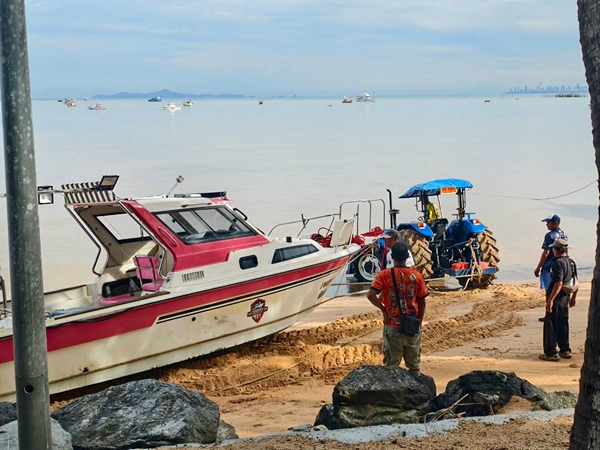 ชลบุรี-คลื่นลมแรงซัดเรือประมง-ท่องเที่ยวตกปลาบางเสร่เกยหาด พังเสียหายหลายลำ