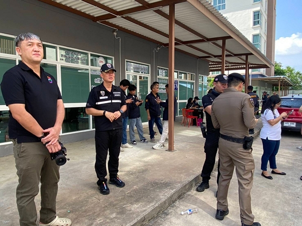 ตม.ชลบุรี สนธิกำลังตรวจคอนโดบ่อวิน ศรีราชา พบชาวจีนกว่า 100 คน ฝ่าฝืนกฎหมาย คนเข้าเมือง