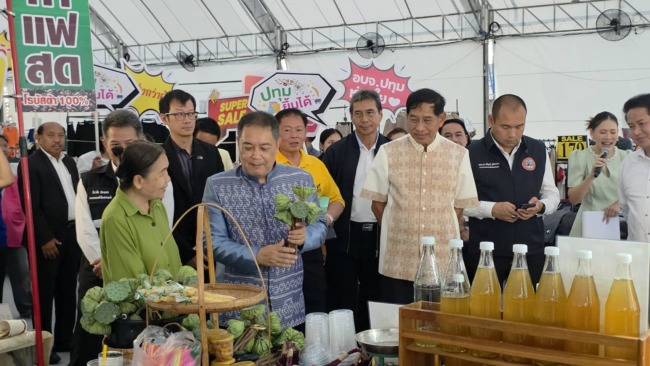 ปทุมธานี ยิ่งใหญ่งานมหกรรมสินค้า ปทุมยิ้มได้ แจกใข่4000ฟองต่อวันกระตุ้นเศรษฐกิจ