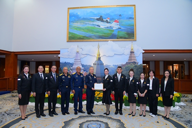 พลอากาศโท ประสิทธิ์ดำรงค์ปรีชา เจ้ากรมกิจการพลเรือนทหารอากาศ ประธานบริหารชมรม พสบ.ทอ. นำคณะที่ปรึกษาเข้าสักการะพระบรมสารีริกธาตุ 