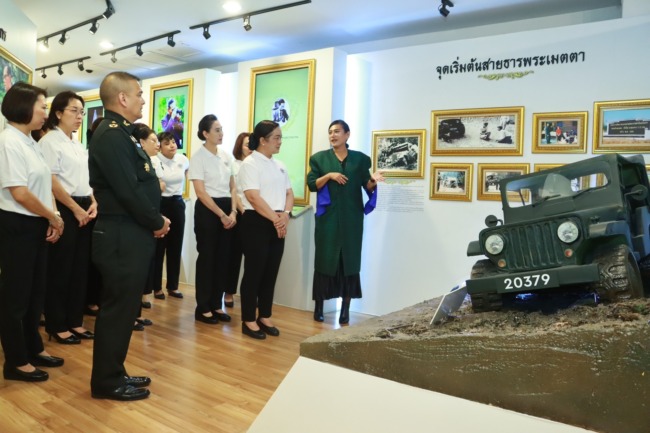 ปทุมธานี แม่บ้าน นทพ. เยี่ยมชมงาน–หนุนศิลปาชีพ สนร.นทพ.