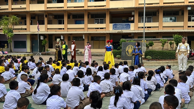 สงขลา-เปิดเทอมวันแรกหาดใหญ่สุดคึกคัก ครูแต่งแฟนซีต้อนรับนักเรียน ลดน้ำตาเด็กอนุบาล