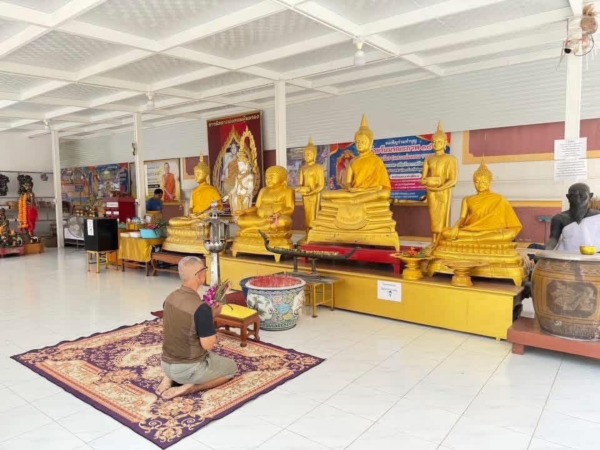 ปทุมธานี “คึกคักวันแรงงานแห่งชาติ”ชาวบ้านส่องเลขธูปไอ้ไข่วัดบางเตยกลาง สามโคก หวังรับโชคในวันหวยออก