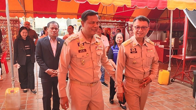 สงขลา-“รองกุ้ง” ไหว้สิ่งศักดิ์สิทธิ์ศาลหลักเมืองสงขลา รับตำแหน่งรองผู้ว่าฯ เปิดใจยืนยันไม่ใช่รองกุ้ง ที่ถูกกล่าวหา พร้อมให้ตรวจสอบ แฉคนเสียผลประโยชน์เกาะภูเก็ต จ้องเล่นงานหนัก