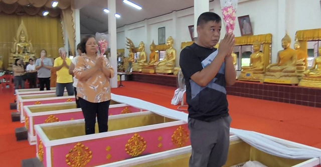 นครนายก – นักท่องเที่ยวเข้าพิธีนอนโลงศพแก้ปีชง เสริมดวงชะตาชีวิตวัดหลวงพ่อปากแดงจังหวัดนครนายก