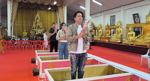 นครนายก – ชาวรัสเซียและคนไทยทยอยเดินทางมาเข้าพิธีนอนโลงศพแก้ปีชง เสริมดวงชะตาชีวิตวัดหลวงพ่อปากแดงจังหวัดนครนายก
