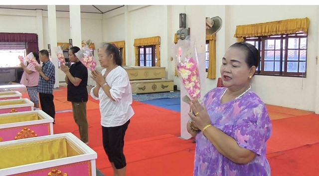 นครนายก – นักท่องเที่ยวเข้าพิธีนอนโลงศพแก้ปีชง เสริมดวงชะตาชีวิตวัดหลวงพ่อปากแดงจังหวัดนครนายก