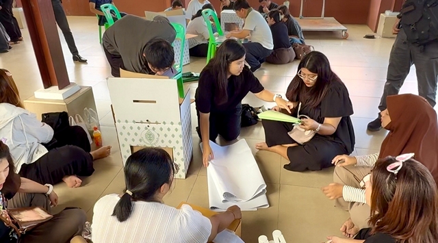ชลบุรี-คณะกรรมการการเลือกตั้ง (กกต.) ลงพื้นที่สังเกตการณ์การรับหีบและอุปกรณ์การเลือกตั้งสมาชิกสภาเมืองพัทยาและนายกเมืองพัทยา เพื่อเตรียมความพร้อมก่อนวันเลือกตั้ง