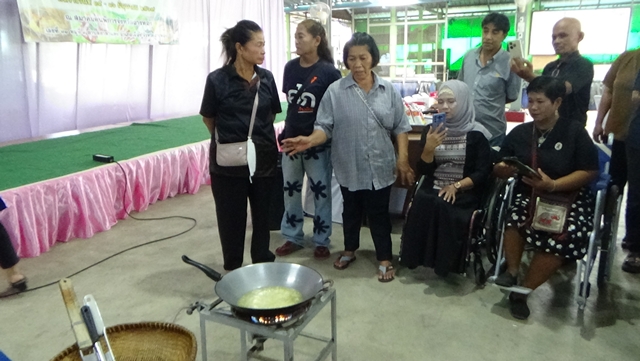 อ่างทอง สมาคมคนพิการอ่างทอง จัดอบรมการทำปลาส้ม สร้างรายได้ให้คนพิการและผู้ดูแลคนพิการ
