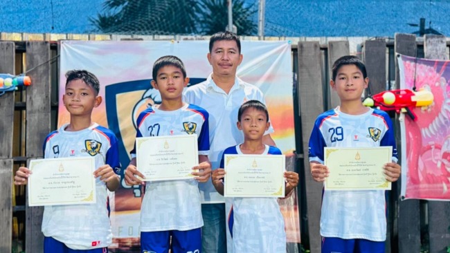 สมุทรสาคร-ผู้ตรวจการอัยการ มอบเกียรติบัตรให้กับทีมฟุตบอลทีมบัวสุวรรณ FC”เป็นขวัญกำลังให้เด็กก้าวต่อไป