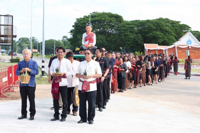 กาฬสินธุ์ ม.กาฬสินธุ์นำนักศึกษาจัดพิธีศักดิ์สิทธิ์บวงสรวงศาลย่าเหี่ยนหลังใหม่