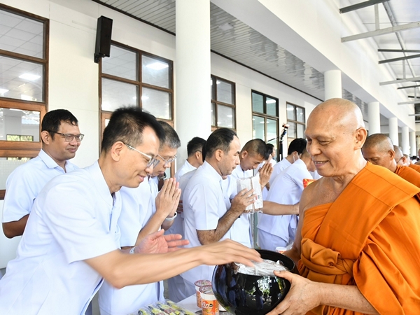 ปทุมธานี คณะสงฆ์และพสกนิกรอำเภอคลองหลวง ร่วมพิธีเจริญพระพุทธมนต์ เจริญสมาธิภาวนา และทำบุญตักบาตรถวายพระราชกุศล “สมเด็จพระนางเจ้าฯ พระบรมราชินี” เนื่องในโอกาสพระราชพิธีมหามงคลเฉลิมพระชนมพรรษา 4 รอบ 3 มิถุนายน 2569