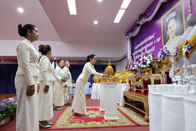 ปทุมธานี รวมพลังจุดเทียนถวายพระพรชัยมงคล พระบรมราชินี