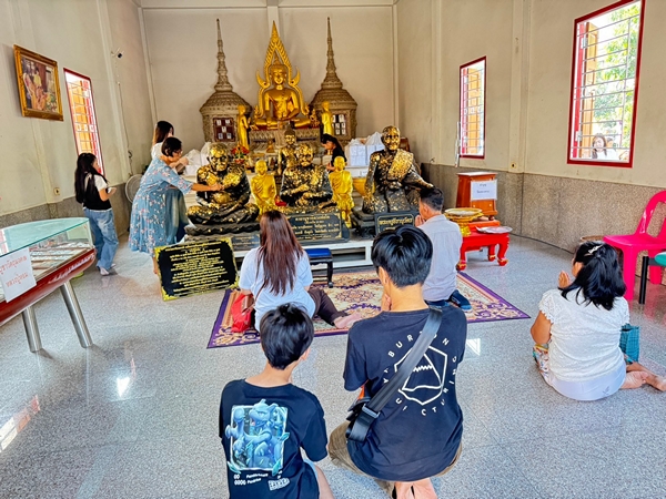 ปทุมธานี“คึกคัก“ชาวบ้านส่องเลขธูปไอ้ไข่วัดบางเตยกลาง สามโคก หวังรับโชคในวันหวยออก