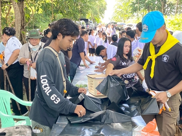 ตราด -อบต.ไม้รูดร่วมกับมูลนิธิเพื่อการพัฒนาที่ยั่งยืน จัดกิจกรรมจัดเก็บขยะสถานที่ท่องเที่ยวชายหาดสองสี