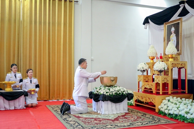 กาฬสินธุ์จัดพิธีถวายน้ำสรงพระศพ เบื้องหน้าพระรูปฯ