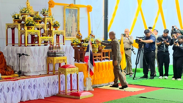 (สุรินทร์)องคมนตรี เป็นประธานในพิธีวางศิลาฤกษ์อาคารภูมิพัฒน์ และอาคารที่พักเจ้าหน้าที่ ณ โรงพยาบาลพนมดงรักเฉลิมพระเกียรติ 80 พรรษา จังหวัดสุรินทร์