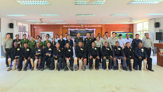 (สุรินทร์) จัดพิธีมอบขาเทียม ตามโครงการ ยกระดับคุณภาพชีวิตทหารผ่านศึกผู้พิการขาขาดจากการปฏิบัติหน้าที่ ด้วยเท้าเทียม “ไดนามิกเอสเพส”