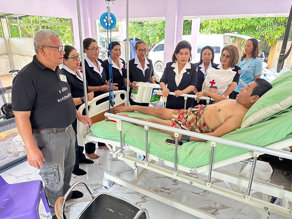 สุราษฎร์ธานี-กิ่งกาชาดเกาะสมุยลงพื้นที่เยี่ยมผู้ป่วยติดเตียง–ผู้สูงอายุ 11 ราย น้อมสำนึกในพระมหากรุณาธิคุณพระบรมราชินี มอบถุงยังชีพ สร้างขวัญกำลังใจแก่กลุ่มเปราะบาง
