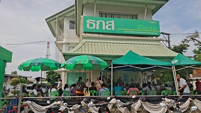 ​อุตรดิตถ์ – ชาวบ้านแห่ปักหลักรอคิวหน้า ธ.ก.ส. สาขาลับแล ตั้งแต่เช้ามืด หวังยื่นอุทธรณ์ผลพิจารณาสวัสดิการแห่งรัฐ หลังถูกตัดสิทธิ์