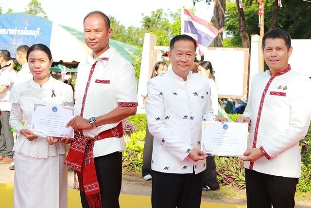กาฬสินธุ์คึกคักนักเรียนสูงวัยโฮมสุข รำฉลองครบรอบ 12 ปีถนนสายบุญสหัสขันธ์โดโนโรด