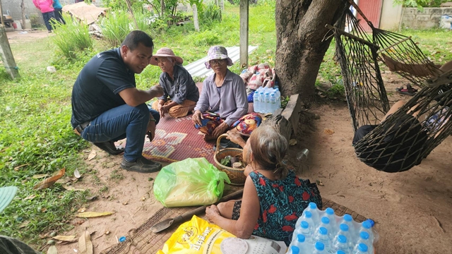 บุรีรัมย์ รอรัฐบาลไม่ไหวแล้วชาวบ้านลงขันช่วยยายถูกตัดสิทธิบัตรคนจน