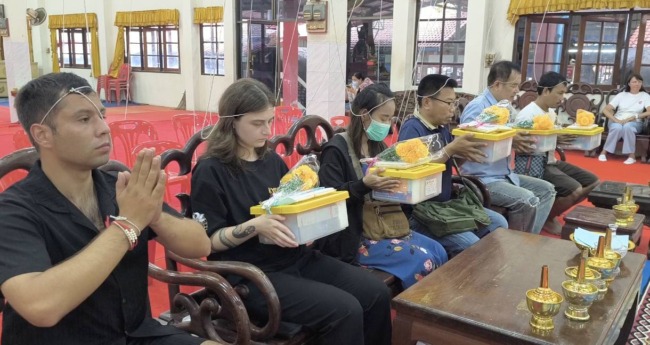 นครนายก – นักท่องเที่ยวชาวรัสเซียและคนไทยเข้าพิธีนอนโลงศพแก้ปีชง เสริมดวงชะตาชีวิตวัดหลวงพ่อปากแดง