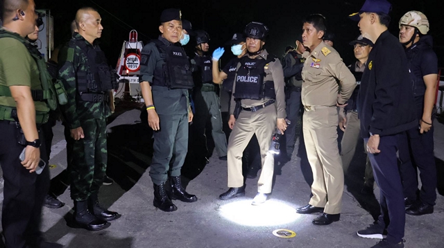 นราธิวาส – ผู้ว่าฯ ลงพื้นที่ติดตามเหตุคนร้ายโจมตีจุดตรวจบูเก๊ะซามี พร้อมหารือฝ่ายความมั่นคง ปรับแผนรักษาความปลอดภัยบสถานการณ์ในแต่ละพื้นที่
