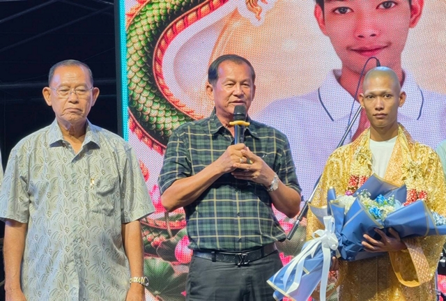 ชลบุรี-ฮือฮา แห่นาคสุดยิ่งใหญ่ โชว์ม้า 12-16 ขา หนึ่งเดียวในไทย รอบพระอุโบสถวัดเขาไม้แก้ว