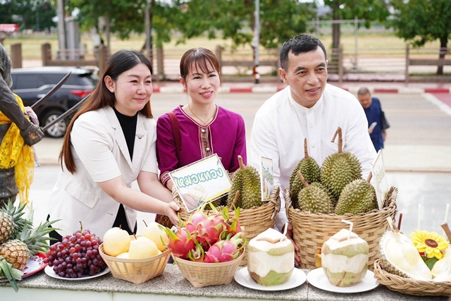 อุตรดิตถ์-พ่อเมืองอุตรดิตถ์ ถวายทุเรียนยกเข่ง ขอพร ท่านพ่อพระยาพิชัยดาบหัก อวยชัยจัดงานใหญ่อุตรดิตถ์ กระตุ้นการท่องเที่ยวหน้าฝน