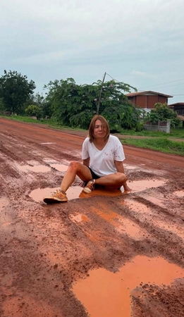ร้อยเอ็ด – ชาวบ้านวอนเร่งพัฒนาถนนเลียบลำน้ำยัง บ้านท่างาม–บ้านหนองผักตบ หลังหน้าฝนสัญจรลำบาก เสี่ยงเกิดอุบัติเหตุ