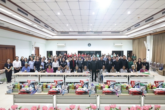 ปทุมธานี มอบเครื่องอุปโภคบริโภคช่วยผู้สูงอายุยากไร้