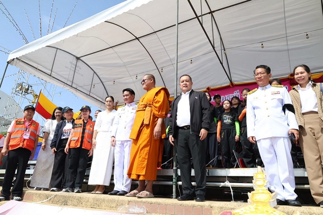 ปทุมธานี เปิดศึกเรือยาวชิงถ้วยพระราชทาน ยิ่งใหญ่ 40 ลำชิงชัย