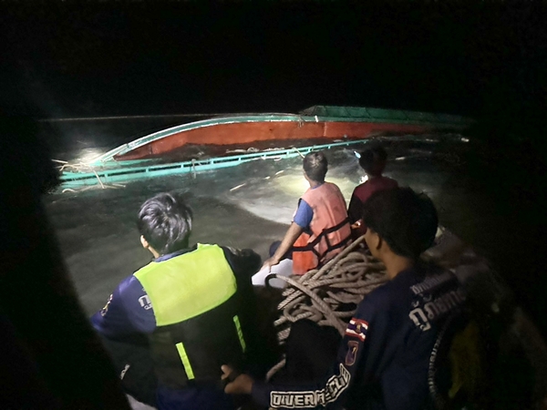 ตราด-ข่าว❗️ระทึก❗️พายุบาหวี่แผลงฤทธิ์ ซัดเรือประมงล่มหน้าคลองมะขาม ลูกเรือ 3 ชีวิตรอดหวุดหวิด ขณะเข้าช่วยเหลือกู้ภัยเมาคลื่นเมาเรือหมดแรงรีบนําเข้าฝั่งส่ง โรงพยาบาลคลองใหญ่
