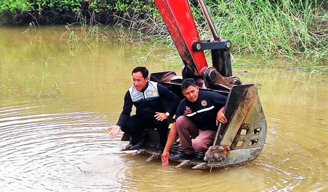 พิษณุโลก รองนายก อบจ.พิษณุโลก นำเครื่องจักรกลช่วยขุดลอกวัชพืชเปิดทางน้ำ เตรียมป้องกันปัญหาน้ำท่วมขังให้ชาว ต.บ่อทอง อ.บางระกำ