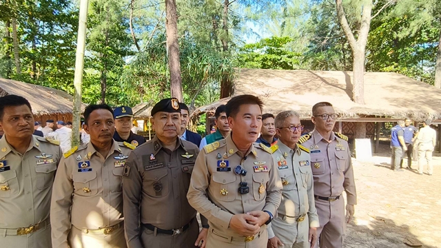 พังงา-ผวจ.ลุยเอง!!ทวงคืนชายหาดสาธารณะสั่งรื้อสิ่งปลูกสร้างถาวรรุกล้ำหาดคึกคักยื่นคำขาดให้เวลารื้อถอนสิ่งปลูกสร้างภายใน3 วัน