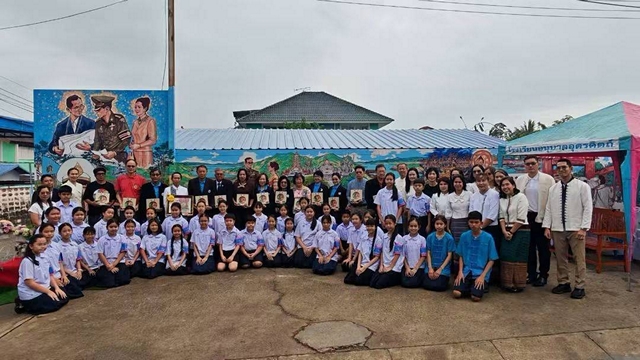 อุตรดิตถ์ – กลุ่มจิตอาสาจับมือวุฒิอาสาธนาคารสมอง เนรมิตกำแพงโรงเรียนอนุบาลอุตรดิตถ์ แห่งที่ 1 ยาว 74 เมตร ให้กลายเป็น “Uttaradit Street Art” แลนด์มาร์กแห่งใหม่