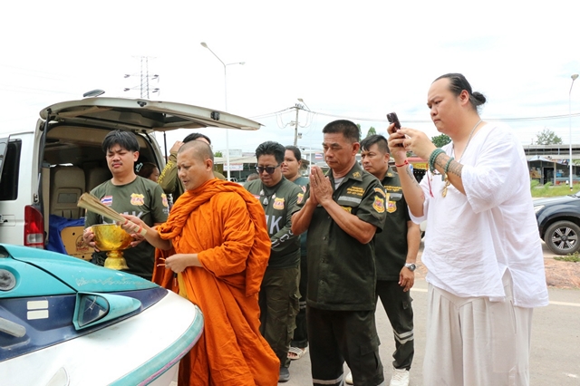 กาฬสินธุ์ ครอบครัวชาวจีนใจบุญบริจาคหีบศพสมาคมกู้ภัยสามัคคีกตัญญูกาฬสินธุ์