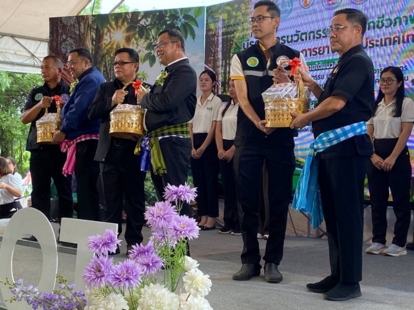 สุโขทัย-จัดกิจกรรมบูรณาการยกระดับน้ำหมักประสิทธิภาพเพิ่มการผลิต ลดต้นทุน และสร้างสวนยางอารยเกษตร ให้พี่น้องชาวสวนยางสู่การขยายตัวส่งออก