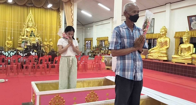 นครนายก – นักท่องเที่ยวและพระสงฆ์ เข้าพิธีนอนโลงศพ ต่ออายุแก้ปีชง เสริมดวงชะตาชีวิตวัดหลวงพ่อปากแดงจังหวัดนครนายก