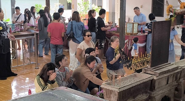 นครนายก – นักท่องเที่ยวเข้ากราบไหว้องค์หลวงพ่อปากแดง พร้อมขอพร โชคลาภ ธุรกิจ หน้าที่การงาน ส่องเลขเด็ดใกล้วันหวยออก