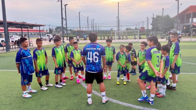 สมุทรสาคร-ทีมบัวสุวรรณ FC วางแผนเปิดสอนอบรมสอนบอลปลูกฝันเล่นกีฬาห่วงไกลมือถือ